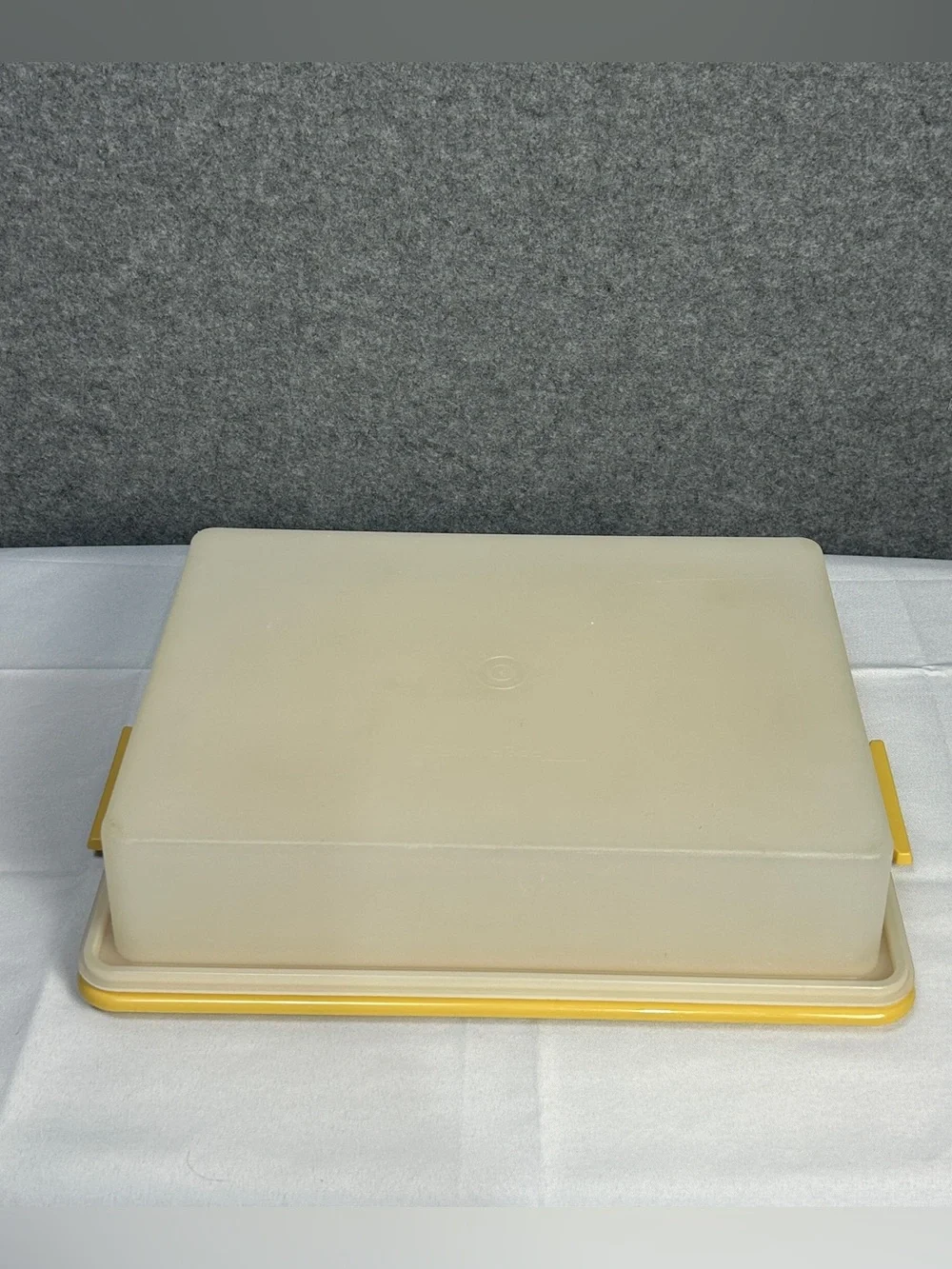 Tupperware Rectangular Fresh N Fancy Cake Taker Carrier Harvest Gold Vintage